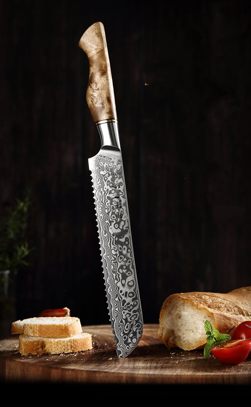 Brotmesser aus Damaststahl mit Holzgriff aus Bergahorn